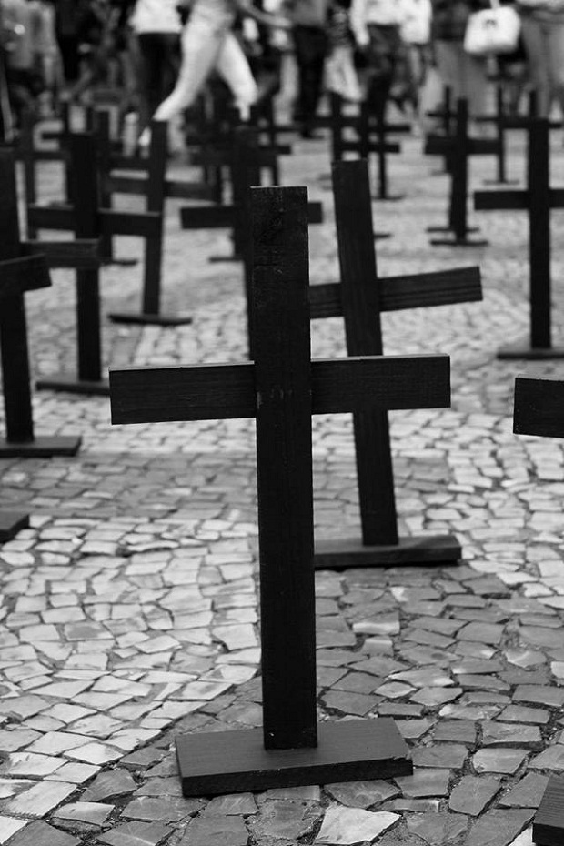 Na abertura do mês da consciência negra, em Juiz de Fora, instalação denominada “Vidas Negras Importam”, em homenagem aos jovens que morreram em 2017 na cidade de Juiz de Fora, foi montada em calçadão. Foto: Naiara Britto